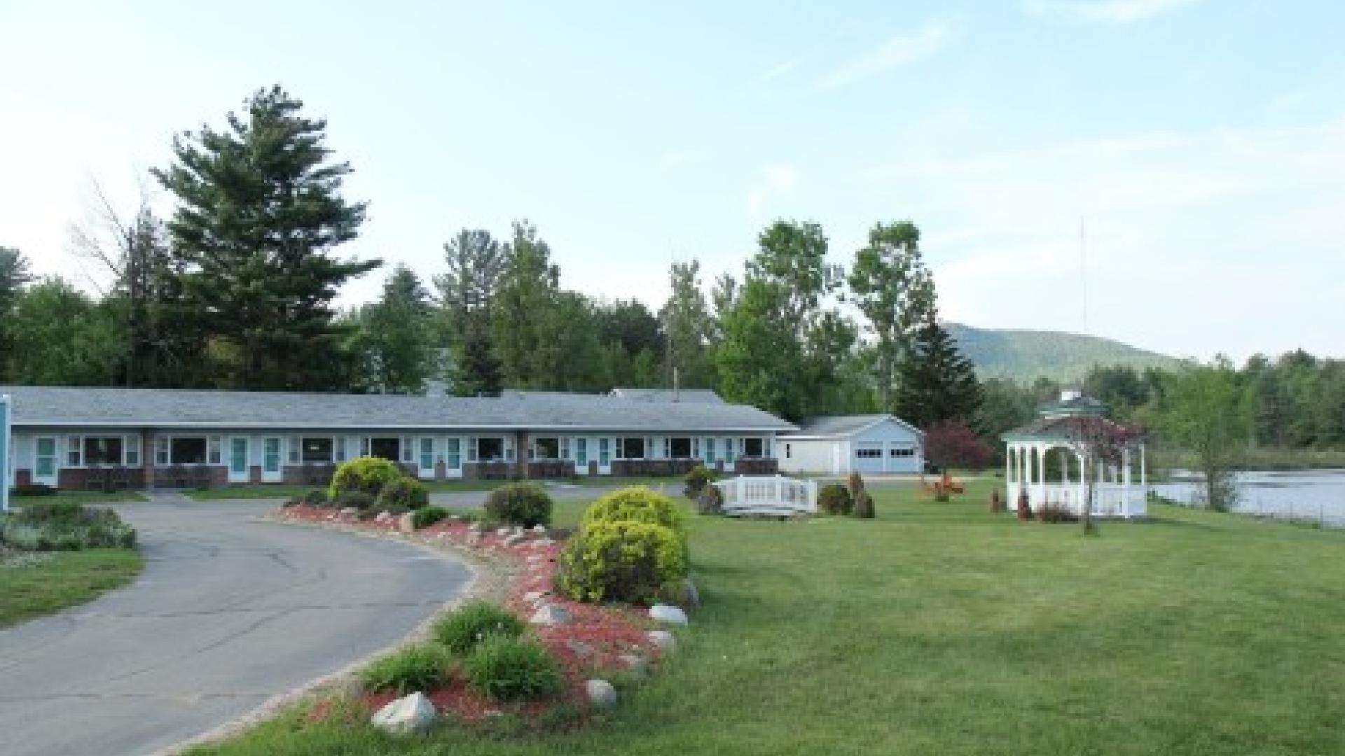 Sara Placid Inn & Suites