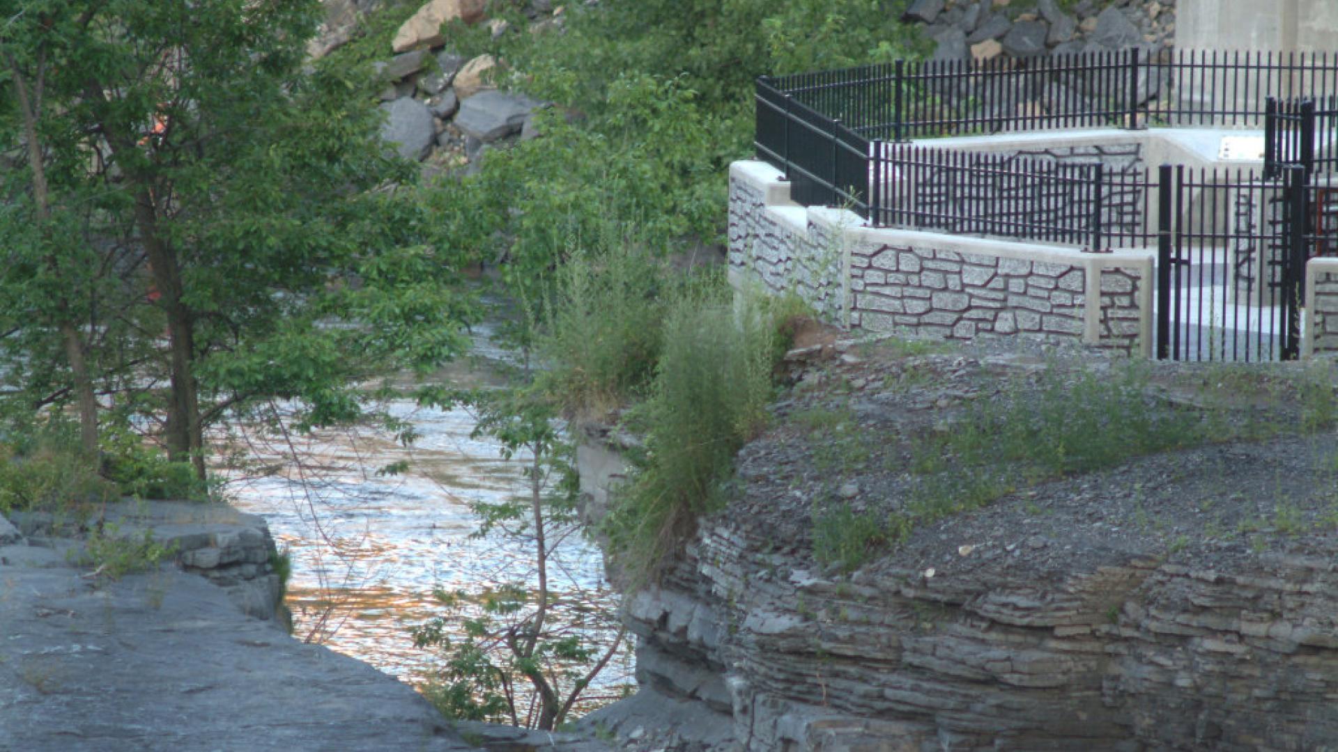 Coopers' Cave Overlook