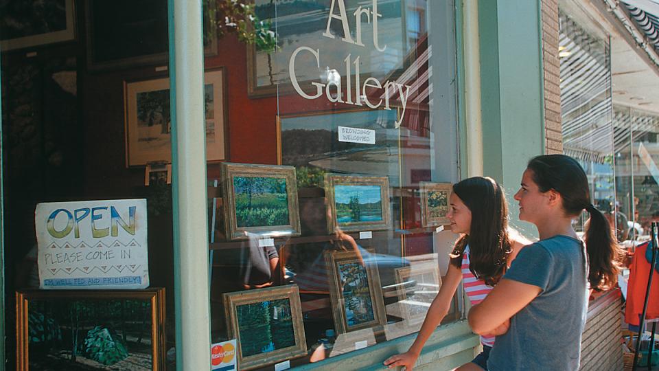 girls looking in window of an Adirondack art gallery